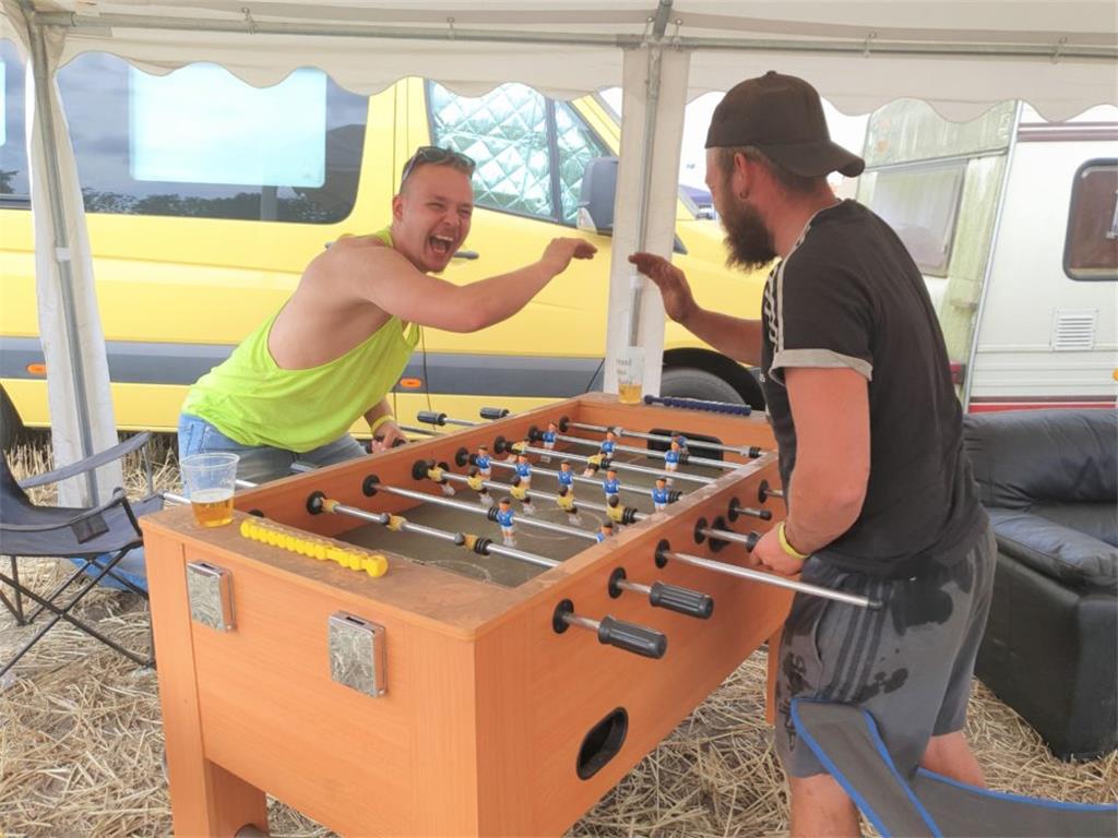Sam-Lucas Ramm (22) und Marius Kaiser (22) haben für das Deichbrand-Festival ein...