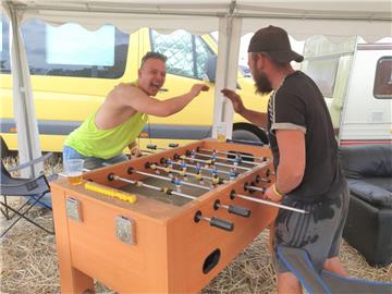 Sam-Lucas Ramm (22) und Marius Kaiser (22) haben für das Deichbrand-Festival ein...