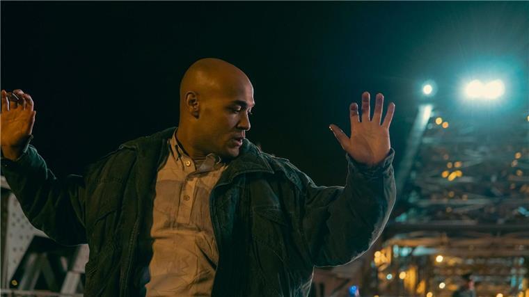 Kein einziger Grimme-Preis an Privatsender Sam (Malick Bauer) in einer Szene der Serie „Sam: Ein Sachse“. Die Serie auf Disney+ zählt zu den diesjährigen Gewinnern des Grimme-Preises.