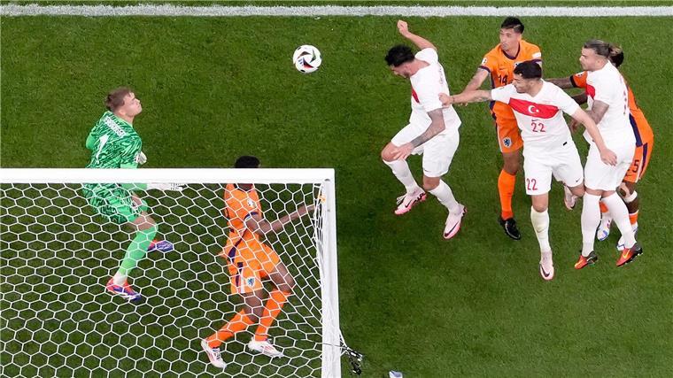 Samet Akaydin (3vl) sorgte per Kopfball zunächst für die Führung der Türkei.