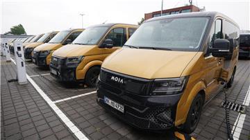Sammeltaxis stehen auf dem Moia Hub.