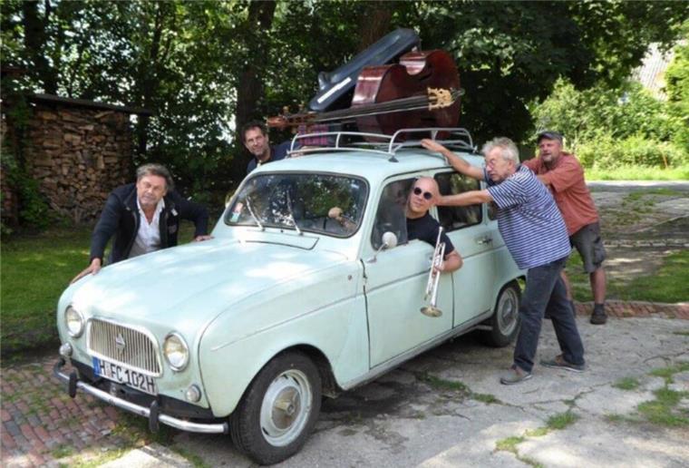 Die Mess Jazzengers um ihr Auto 