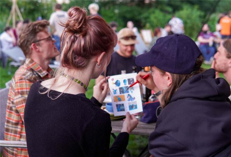Menschen beim Quizzen