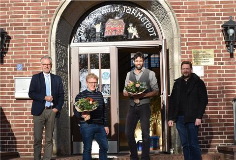 Samtgemeindebürgermeister Frank Holle (links) und Schulamtsleiter Henning Aßmann (rechts) gratulieren dem neuen Schulleiter-Duo der Grundschule Tarmstedt, Tim Weidenfeld (Rektor) und Dirk Meyer (Konrektor, Zweiter von rechts).