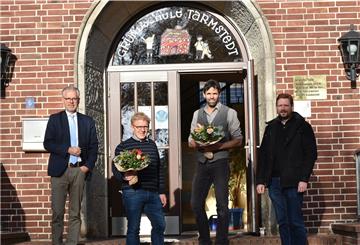 Samtgemeindebürgermeister Frank Holle (links) und Schulamtsleiter Henning Aßmann (rechts) gratulieren dem neuen Schulleiter-Duo der Grundschule Tarmstedt, Tim Weidenfeld (Rektor) und Dirk Meyer (Konrektor, Zweiter von rechts).