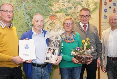 Samtgemeindebürgermeister Gerhard Kahrs (links) verabschiedete den stellvertretenden Schiedsmann Erhard Wanger (Zweiter von links). Seine Nachfolgerin ist Gisela Bos. Sie wird mit Heinrich Schmidt zwischen Streitparteien vermitteln.