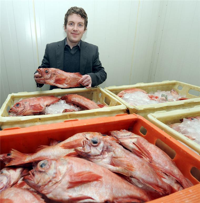 Isländer in Bremerhaven: Wikingergott Thor soll's reißen Samuel Samuelsson hat zwei Leidenschaften: Fußball und Fisch - vor allem für den Rotbarsch.