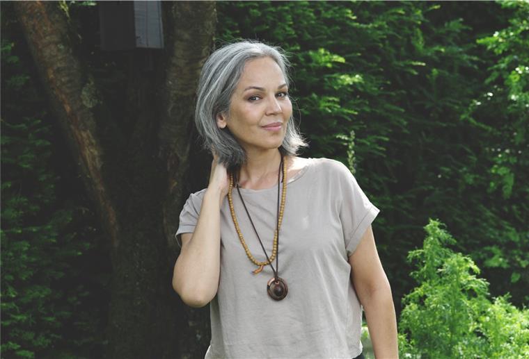 Jazz und Soul mit San Glaser in der Hagener Burg Frau mit Halsschmuck steht im Garten. San Glaser gilt als Ausnahmesängerin, der das Publikum nach den ersten Takten folgt.