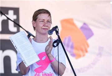 Sandra Hüller bei der Kundgebung „Hand in Hand für Demokratie und Menschenrechte“ gegen Rechtsextremismus in Leipzig.