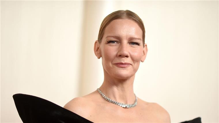Aktivismus bis Zauberberg: Das Kulturjahr 2024 Sandra Hüller ganz glamourös bei der Oscar-Verleihung.