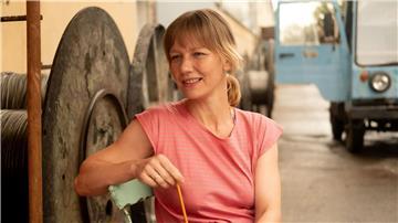 Sandra Hüller heckt als Maren im Film „Zwei zu Eins“ mit Freunden einen verwegenen Plan aus.