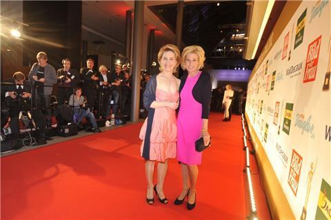 Sandra Immor mit Ursula von der Leyen auf dem Roten Teppich bei der Gala zur Verleihung der Goldenen Bild der Frau 2012. Foto Piel/Bild der Frau
