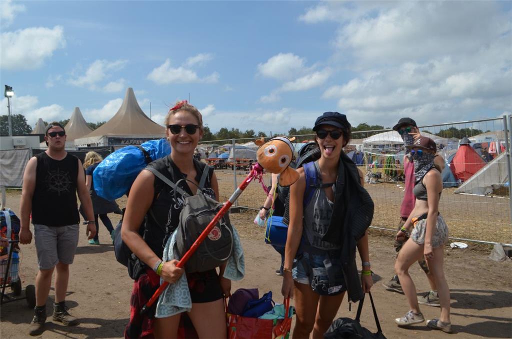 Sandra (links) und Claudia nehmen Nemo mit nach Hause. Foto: Overschmidt