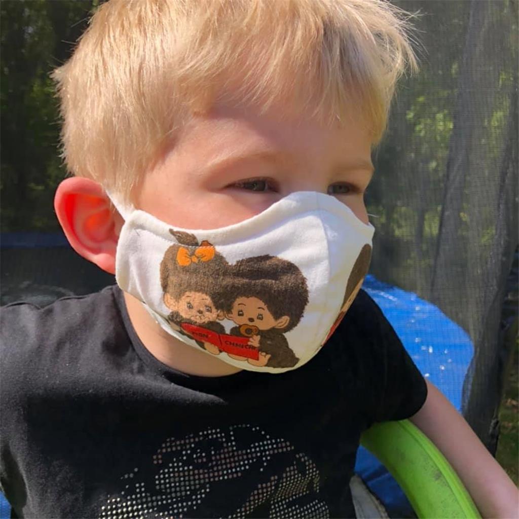 Sandra Lührs hat ihrem Sohn eine schicke Maske gekauft.