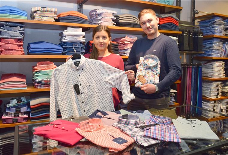Sandra Sappich und Toni Stehr, Mitarbeiter im Modehaus Claus von der Heide, freuen sich, dass sie ihre Kunden nach dem Corona-Shutdown inzwischen wieder bei der Auswahl aktueller Mode beraten können. 