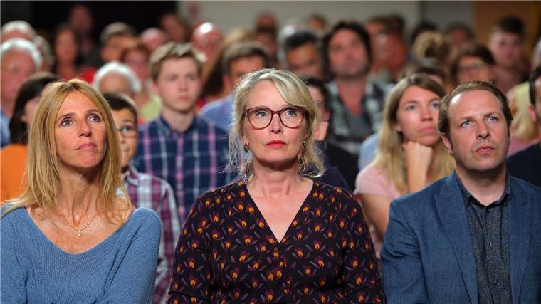 Julie Delpys Satire über französische Willkommenskultur Sandrine Kiberlain (l-r) als Anne Poudoulec, Julie Delpy als Joelle Lesourd und Jean-Charles Clochet als Sebastien Lejeune in einer Szene des Films „Die Barbaren - Willkommen in der Bretagne“ (undatierte Filmszene).