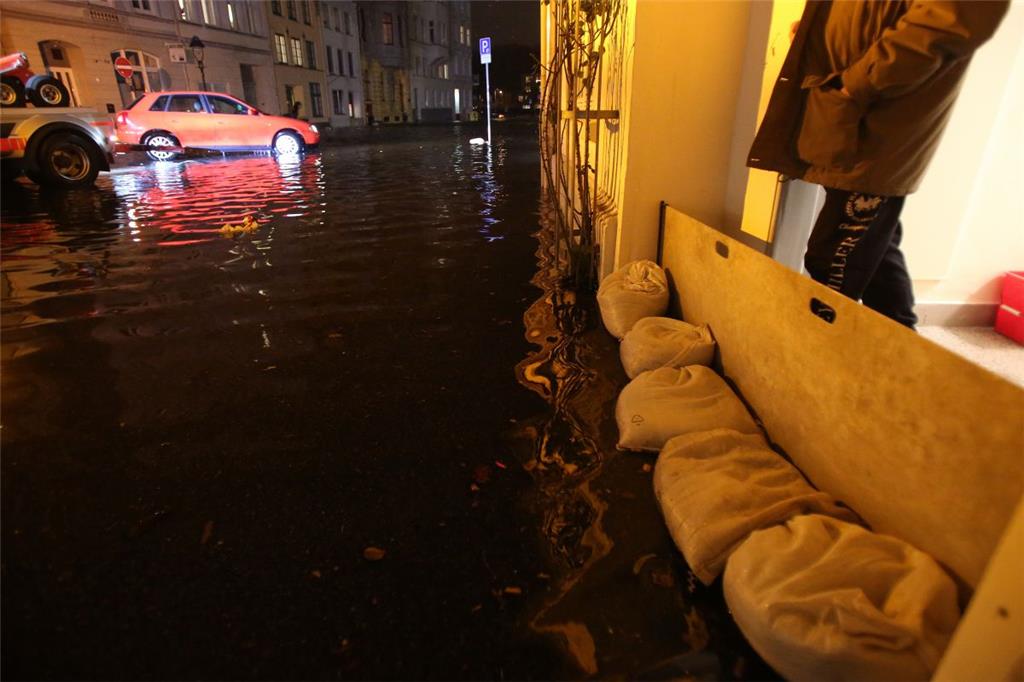 Sandsäcke sollten vor den Fluten schützen. Doch die Wasserstände gingen in der N...