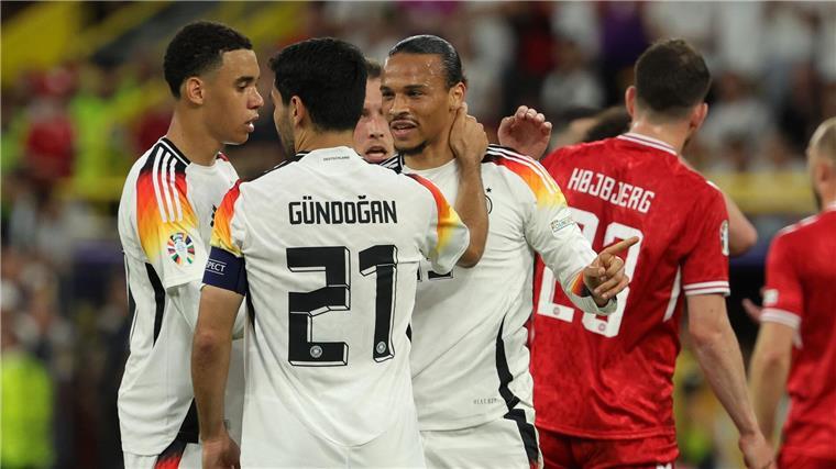 Sané mit Kapitän Gündogan (m.) und Musiala (l.), die beiden sind bislang deutlich prägender für das deutsche Turnier.