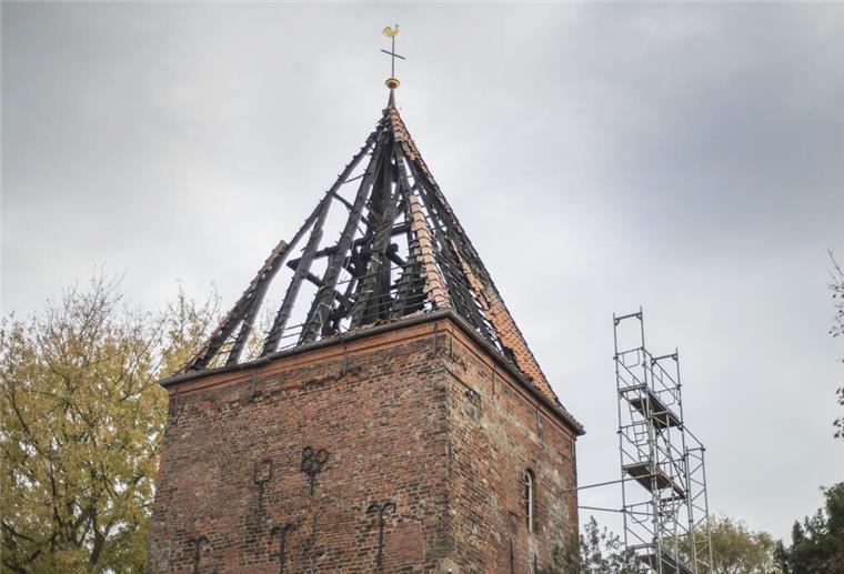 Kirchturm der Dionysius-Kirche in Bremerhaven wird wieder aufgebaut Der Kirchturm der Dionysius-Kirche in Bremerhaven wird wieder aufgebaut. Eine Firma beseitigt aktuell die Löschwasserschäden.