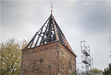 Der Kirchturm der Dionysius-Kirche in Bremerhaven wird wieder aufgebaut. Eine Firma beseitigt aktuell die Löschwasserschäden.