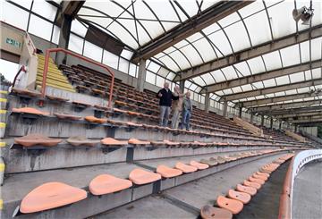 Sanierungsbedürftig: Nicht nur das Dach des Nordseestadions muss erneuert und ausgebessert werden. Die Arbeiten hätten im Frühjahr 2021 beginnen sollen. Doch der Beginn der Baumaßnahmen verzögert sich um ein paar Monate.