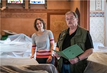 Sanierungsendspurt in der Martin-Luther-Kirche in Hagen im Bremischen. Im Bild: Pastorin Ute von Stuckrad-Barre (links) und Heino Fromme überwachten die Sanierungsarbeiten im Gotteshaus. Foto: Hartmann