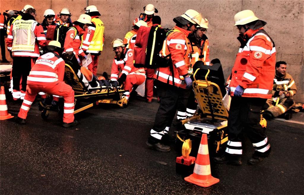 Sanitäter versorgten in der Nachbarröhre die Verletzten.  Danach wurden sie mit ...