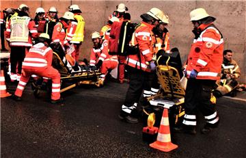Sanitäter versorgten in der Nachbarröhre die Verletzten.  Danach wurden sie mit ...