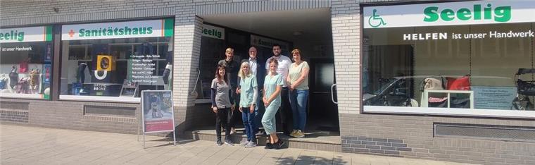 Außenansicht mit  dem Team von Seelig