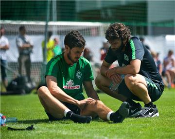 Santiago Garcia berät sich mit Axel Dörrfuß, dem Leistungsdiagnostiker des SV We...