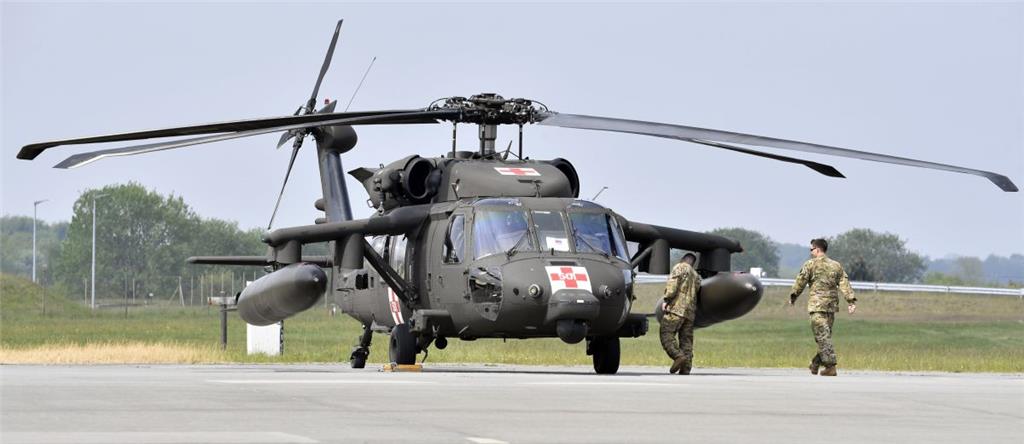SAR-Tag auf dem Nordholzer Fliegerhorst: Auch die US-Amerikaner waren mit ihrem Black Hawk vor Ort. - Foto Scheschonka