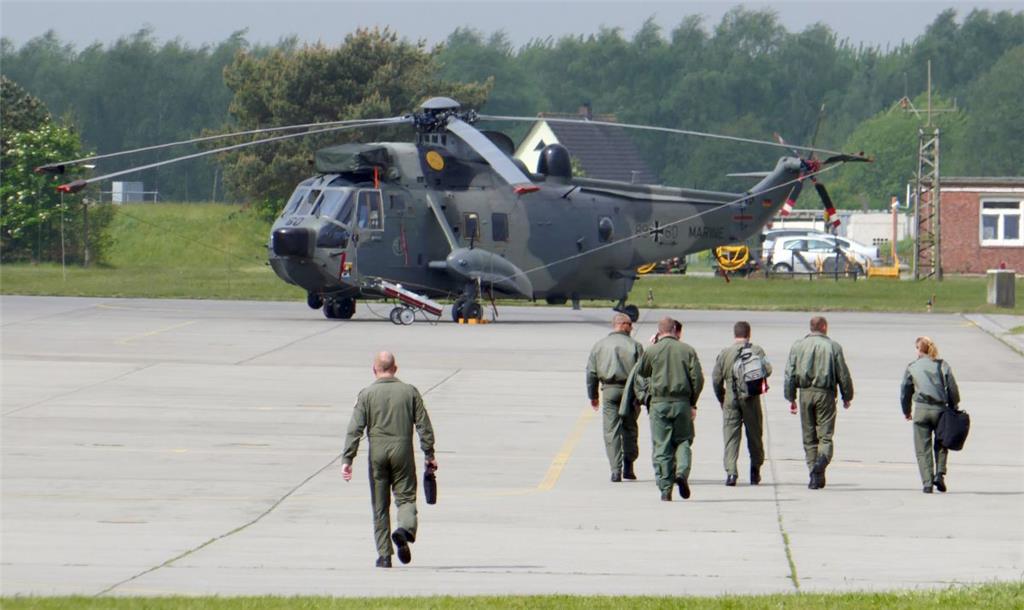 SAR-Tag auf dem Nordholzer Fliegerhorst: Besatzungen der Such- und Rettungsdienste (SAR = Search and Rescue) auf dem Marinefliegerstützpunkt Nordholz. - Foto Scheschonka