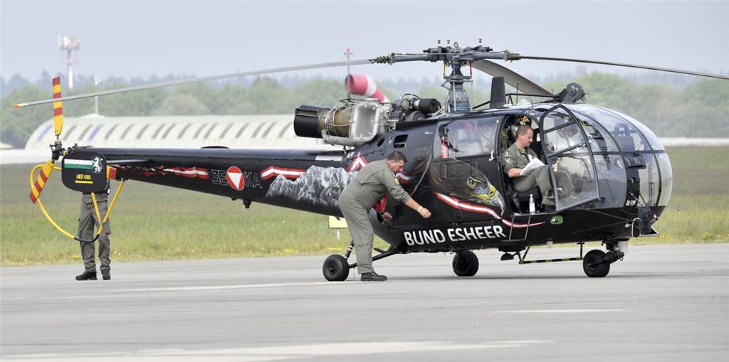SAR-Tag auf dem Nordholzer Fliegerhorst: Besatzungen der Such- und Rettungsdienste (SAR = Search and Rescue) auf dem Marinefliegerstützpunkt Nordholz. - Foto Scheschonka