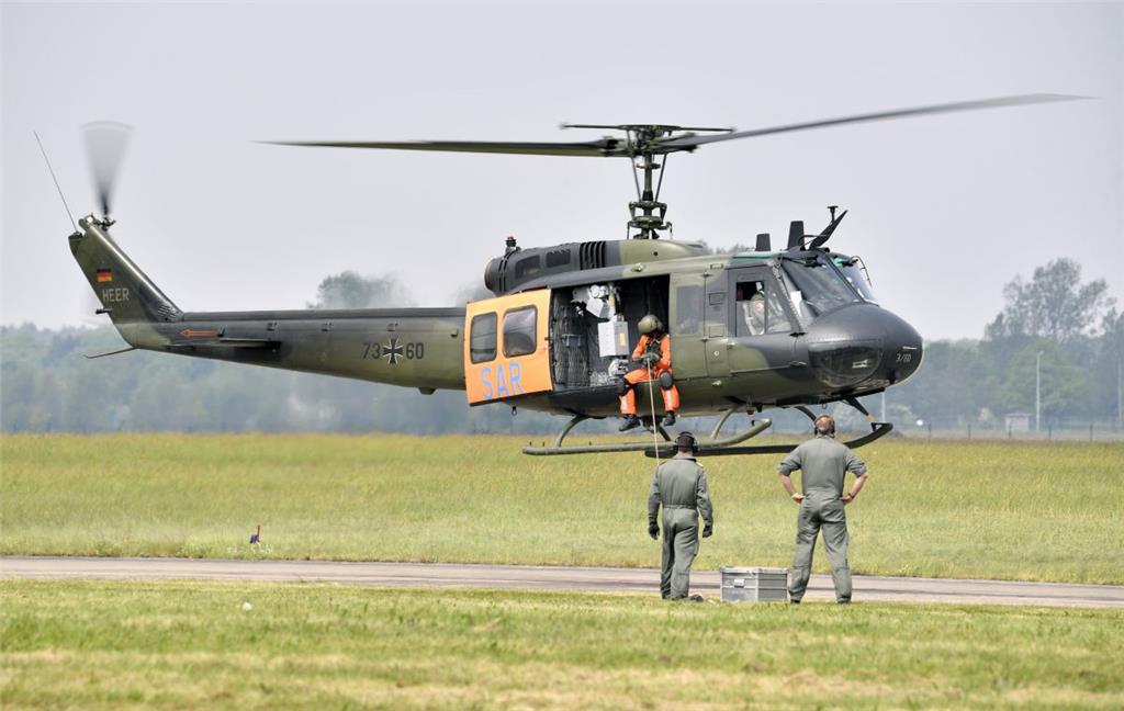 SAR-Tag auf dem Nordholzer Fliegerhorst: Der Bell UH1D - im Volksmund Teppichklopfer genannt - überzeugte mit Geschicklichkeit. - Foto Scheschonka