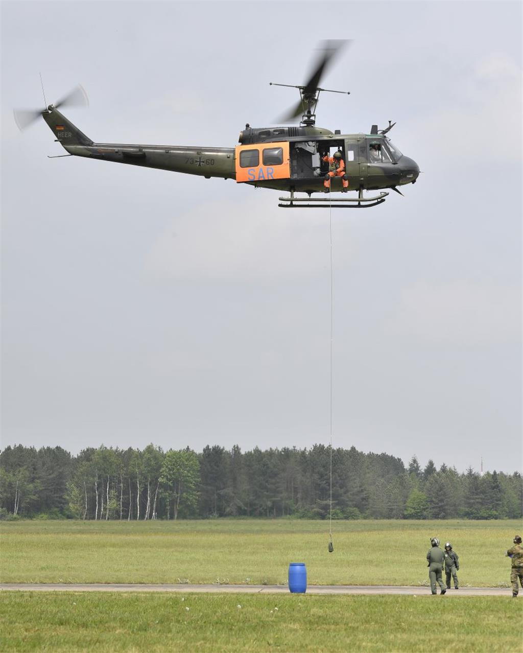 SAR-Tag auf dem Nordholzer Fliegerhorst: Der Bell UH1D - im Volksmund Teppichklopfer genannt - überzeugte mit Geschicklichkeit. - Foto Scheschonka