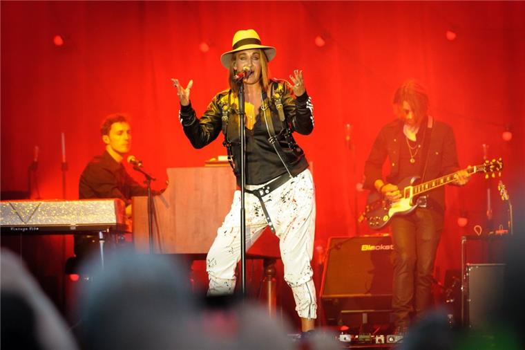 Unwetter-Probleme machen Sarah Connor in Bremerhaven nichts aus Sarah Connor beim Open-Air-Konzert in Bremerhaven.
