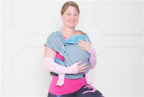 Sarah Engelen bietet in Zeven Kanga-Training an, dabei tragen die Mütter ihre Babys ganz nah bei sich.
