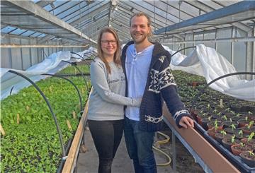 Sarah Stankus und Phillip Puckhaber inmitten ihrer Jungpflanzenstation. Über 30 Gemüsekulturen, viele Sorten und Küchenkräuter hat das Paar über die Gemüse-Saison verteilt im Angebot.
