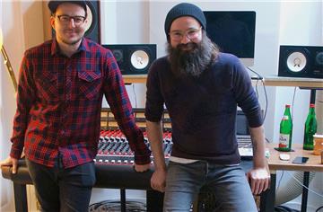 Sascha Eigner (rechts) und Andreas Becker, die Hälfte von Jupiter Jones, in ihrem Hamburger Studio. Am Sonnabend gibt‘s die ganze Band in Tarmstedt zu hören und zu sehen.  