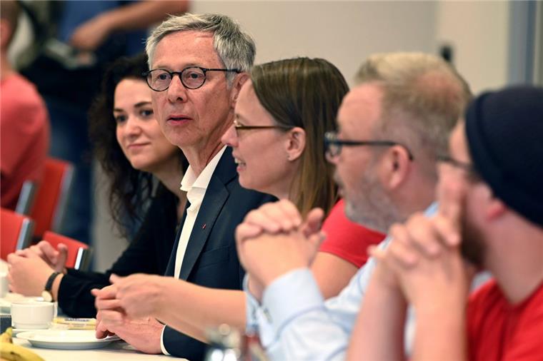 Rot-grün-rote Koalitionsverhandlungen in Bremen gehen weiter Sascha Karolin Aulepp und Carsten Sieling (beide SPD) sind bereit für die Fortsetzung der Koalitionsverhandlungen.
