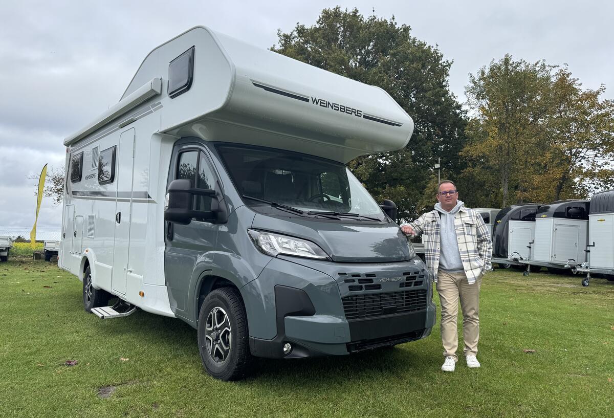 Neuer Standort: Cuxhavener Caravan Center vergrößert sich Ein Mann steht vor einem Reisemobil.