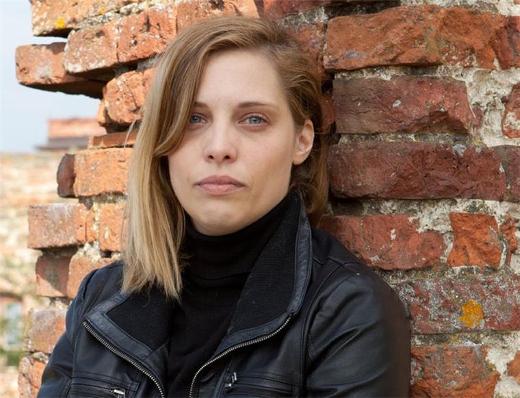 Wenn der Vater Selbstmord begeht Saskia Jungnikl lebt und arbeitet in Wien und Hamburg. Die Journalistin schreibt unter anderem für den Standard, den Falter und die Österreichausgabe der Wochenzeitung „Die Zeit“.