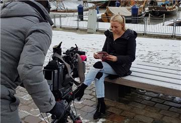 Sat-1-Kameramann Florian Fromm filmt die Autorin in der Bremerhavener Fußgängerzone, am Deich und im Neuen Hafen.