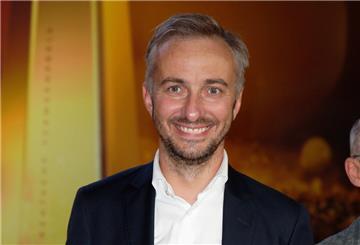  Satiriker Jan Böhmermann lacht in die Kamera.