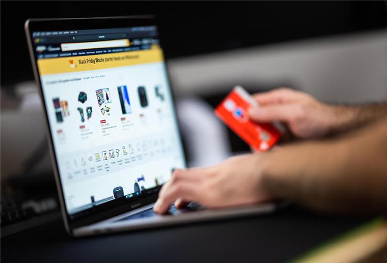 Black Friday, Cyber Monday: 5 Tipps rund um Rabattaktionen Satte Rabatte: Ende des Jahres werfen Händler mit Preisnachlässen nur so um sich, oder?