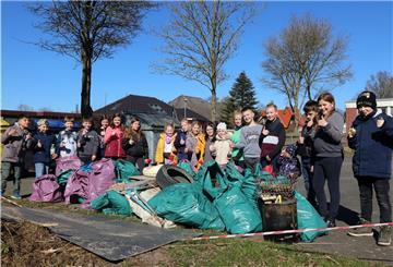 Sauberhafte Küste 2022: Die Nordenhamer Südschulkinder sind stolz, so viel Müll aus der Landschaft gefischt zu haben.