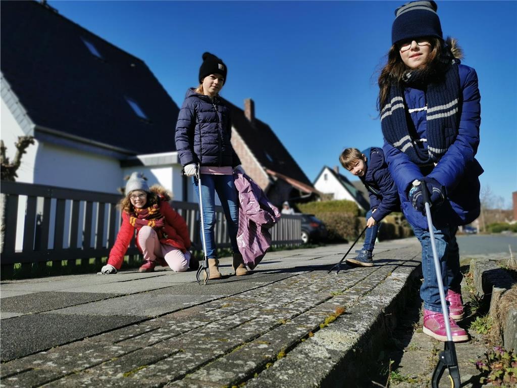 Sauberhafte Küste 2022: Fließig in der Reithfelder Straße in Nordenham waren (vo...