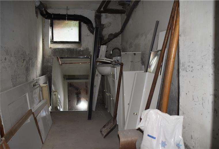 Mieter in Einswarden sind stocksauer Saure Mieter nach mangelhafter Sanierung und fehlender Kommunikation: Die Badmöbel stehen nun im Keller. Denn in das sanierte Bad passen sie nicht mehr, da die neuen Rohre an statt in die Wand montiert wurden.