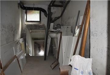 Saure Mieter nach mangelhafter Sanierung und fehlender Kommunikation: Die Badmöbel stehen nun im Keller. Denn in das sanierte Bad passen sie nicht mehr, da die neuen Rohre an statt in die Wand montiert wurden. 