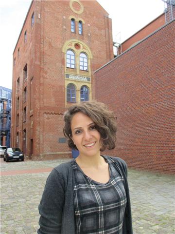 Sawson Farkouh aus Syrien studiert nicht nur an der Hochschule Bremerhaven - sie arbeitet dort auch als Flüchtlingsberaterin.